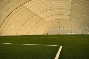 Arka Gdynia uciekła przed zimą. Będzie trenować pod "balonem" za ponad 9 mln zł