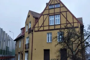 Dlaczego ten budynek stracił balkony?