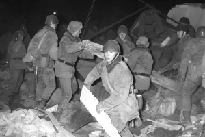 50. rocznica wybuchu gazu na Siedlcach. W telewizji leciała "Zazdrość i medycyna"