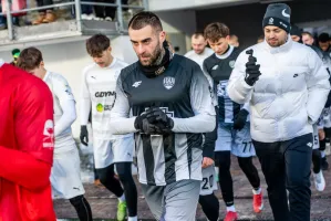 Sparing piłkarski, który zainteresował nie tylko kibiców piłki nożnej. Na murawie Quebo