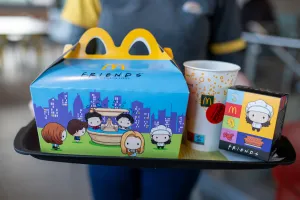 Figurki, sos i nostalgia. Jak wygląda zestaw "Friends" w McDonald's?