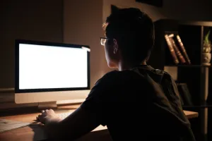 Coraz młodsze dzieci sięgają po pornografię w internecie