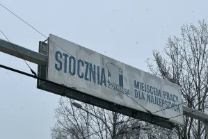 Historyczne napisy niszczeją. Kiedyś reklamowały Stocznię Gdynia