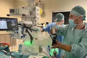 Robot za 5,7 mln zł pozwolił wprowadzić śruby do kręgosłupa z dokładnością do ułamków milimetra