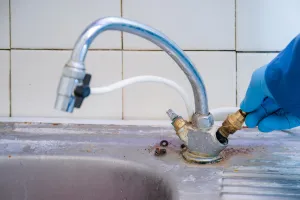 Ile bierze hydraulik za naprawę kranu?