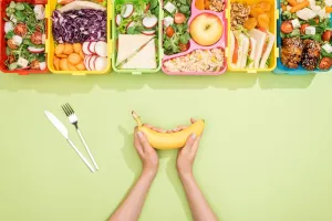 Catering dietetyczny dla zapracowanych - jak nie zrezygnować ze zdrowego odżywiania