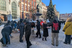 Rozdają darmowe posiłki potrzebującym pod Neptunem
