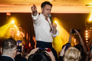 Skrzypce i taniec na stole. Koncert Macieja Zakościelnego w My Story Gdynia