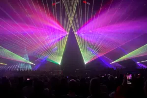 Światło, ogień, muzyka i dym. Laserowe widowisko w Ergo Arenie