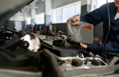 Ile mechanik bierze za wymianę oleju i filtrów?