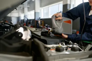 Ile mechanik bierze za wymianę oleju i filtrów?