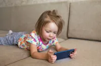 Telefon zamiast rozmowy. Jak opóźniamy rozwój mowy u dzieci?