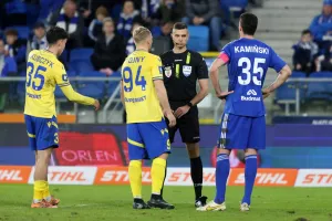 Jak gra Arka Gdynia, są kontrowersje sędziowskie. Kto krzywdzony najbardziej?