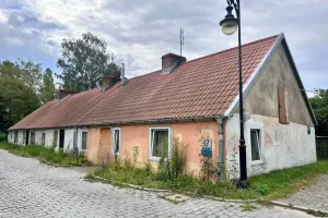 Ktoś chciał podpalić zabytkowe chaty rybackie w Gdańsku? Najpierw wybito szyby