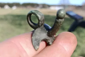 Amulet w kształcie fallusa znaleziony w Borach Tucholskich. Niezwykłe znalezisko z okresu rzymskiego