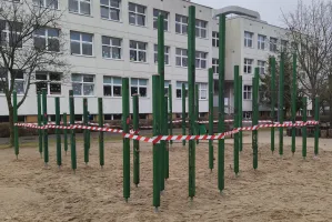 Był plac zabaw, zostały same słupy. Mieszkańcy oburzeni