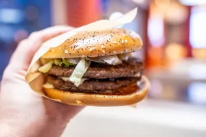 Big Arch - gigant z McDonald's. Największy burger w historii sieci
