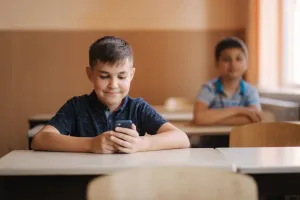 Od września zakaz telefonów w szkołach. "Przyspieszona decyzja"