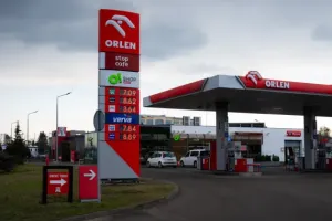 Obniżka VAT i akcyzy na paliwa. 1,20 zł na litrze mniej
