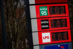 Taniej na stacjach od niedzieli? Rząd tnie podatki i narzuca limit cenowy