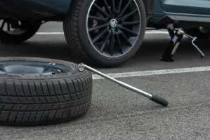 Uszkodziłeś koło na dziurze? Dzwoń po policję