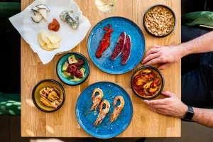 Małe porcje, dziwne nazwy i wysokie ceny - największe grzechy modnej gastronomii