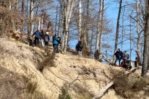 Ekipa filmowa na klifie w Orłowie - powstaje film o pierwszym Polaku w kosmosie
