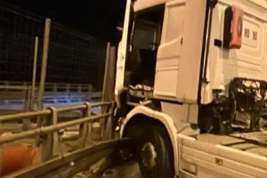 Pijany rozbił się ciężarówką na oczach policjanta