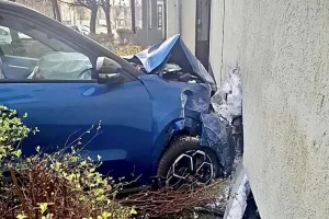 Pomyliła hamulec z gazem i wjechała w budynek