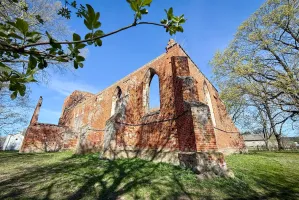 Przeklęty, spalony, zapomniany. Historia kościoła w Steblewie