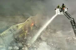 Nocna walka strażaków z pożarem w Gdyni. Akcja gaśnicza nadal trwa