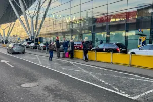 Mniej darmowych wjazdów do "kiss&fly" na lotnisku. Zmiany uderzą w pasażerów?
