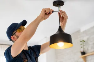 Ile bierze elektryk za podłączenie lampy?