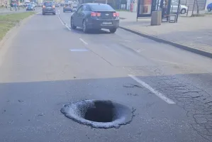 Dziura w drodze jak krater wulkanu. Miała ponad metr głębokości