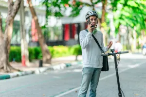 Czy na hulajnodze elektrycznej trzeba mieć kask? O tej zmianie prawa nie każdy pamięta