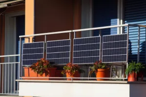 Balkon z fotowoltaiką w bloku - czy to legalne?