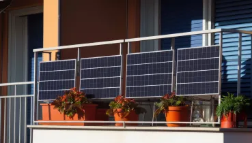 Balkon z fotowoltaiką w bloku - czy to legalne?