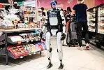 Sensacja w sklepie: słynny robot Edward Warchocki na zakupach