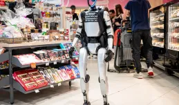 Sensacja w sklepie: słynny robot Edward Warchocki na zakupach