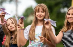 Wakacje 2026. Gdzie na letni wypoczynek dziecka? Survival, Minecraft, robotyka i półkolonie w mieście