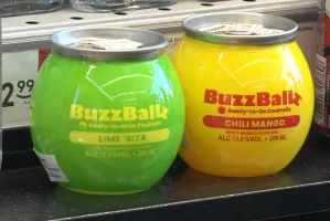 Gorsze niż alkotubki? "Brzękule" opanowały sklepy, a TikTok zrobił z nich "eliksiry"