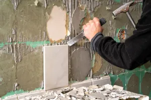 Ile kosztuje skucie płytek w łazience? Policzyliśmy ukryte koszty demolki łazienki