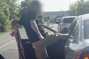 Drogowa agresja - otworzył drzwi i kopnął kobietę. Dlaczego nikt nie reaguje?