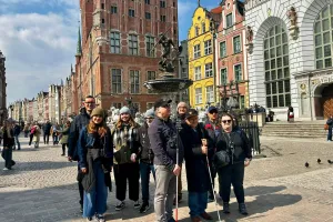Samotność, brak pracy i chodniki nie do przejścia. Z czym mierzą się niewidomi na co dzień?