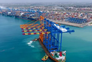 Zhen Hua 32 z potężnymi suwnicami już jest