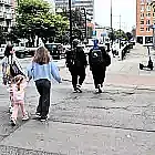 Piesi idą, auta jadą. Na tym przejściu pieszy nie ma pierwszeństwa