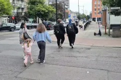 Piesi idą, auta jadą. Na tym przejściu pieszy nie ma pierwszeństwa