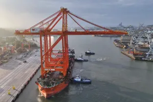 Kolos z suwnicami już wszedł do Portu Gdynia