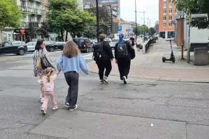 Piesi idą, auta jadą. Na tym przejściu pieszy nie ma pierwszeństwa