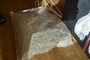 Kierował z zakazem, w domu miał narkotyki
